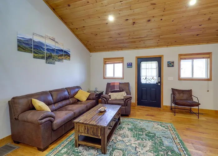 Pet-Friendly Spruce Pine Cabin With Private Fire Pit
