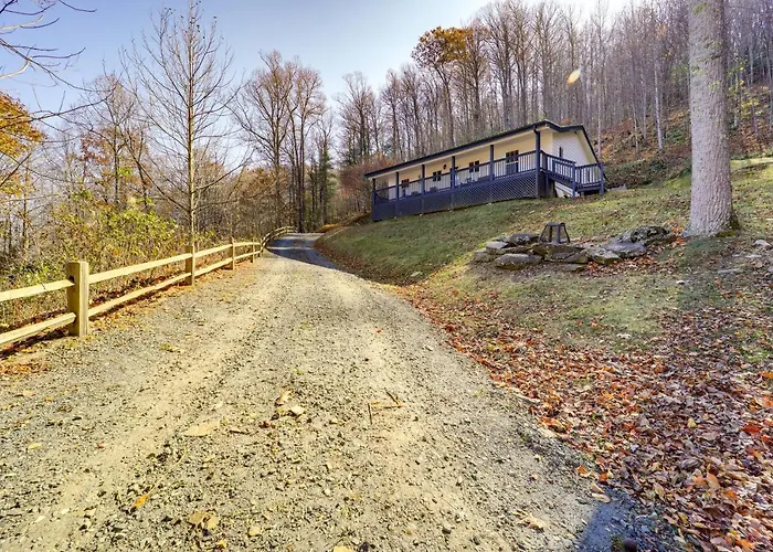 Pet-Friendly Spruce Pine Cabin With Private Fire Pit